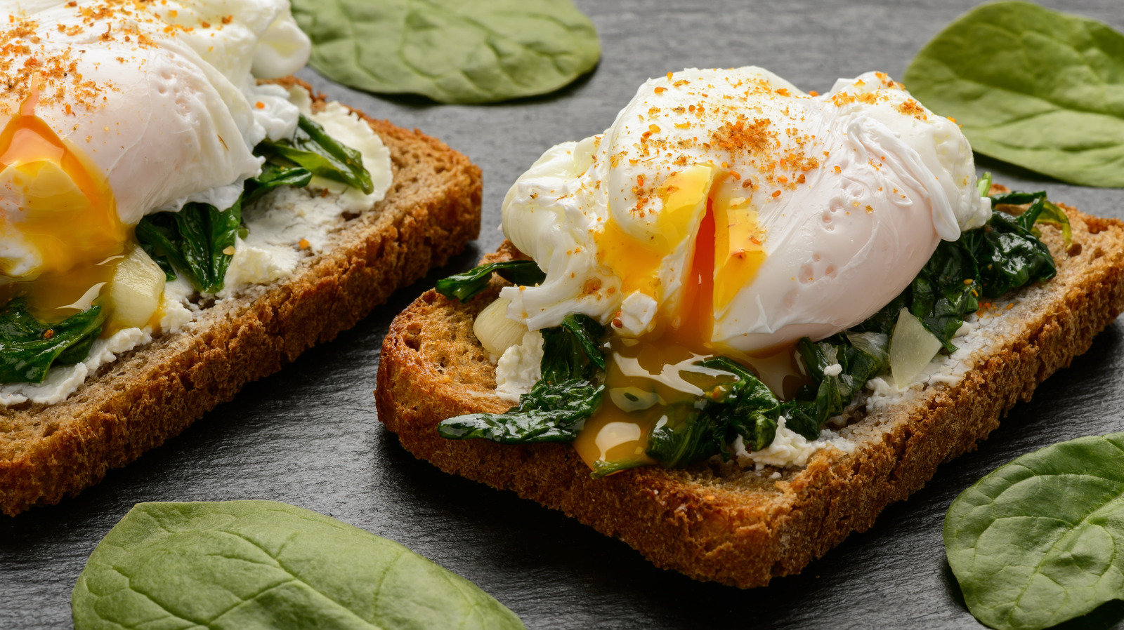 Deja de arruinar los huevos escalfados y toma esta herramienta de cocina clásica