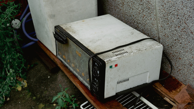 Un horno tostador viejo, sucio y abandonado