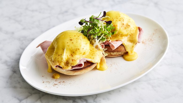 Huevos Benedict con salsa holandesa en un plato
