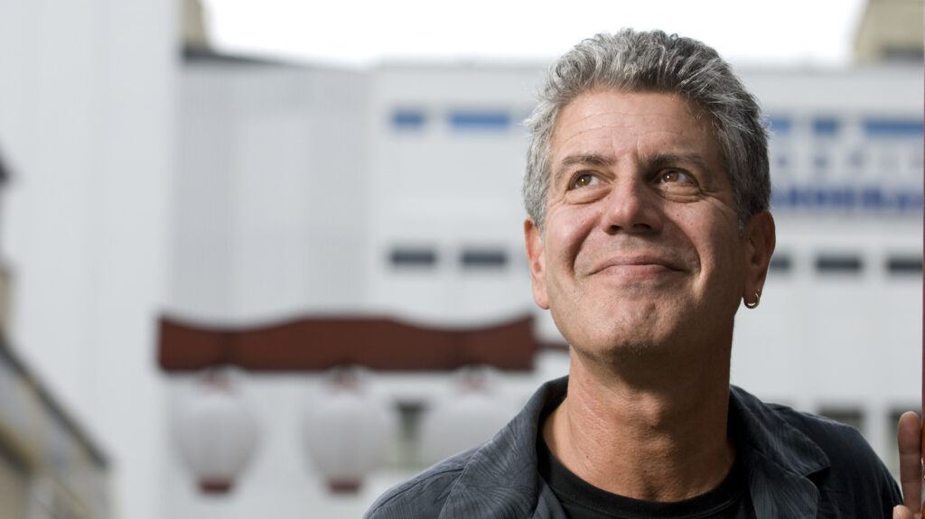 La salsa popular que Anthony Bourdain evitó pedir con huevos escalfados