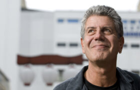 La salsa popular que Anthony Bourdain evitó pedir con huevos escalfados