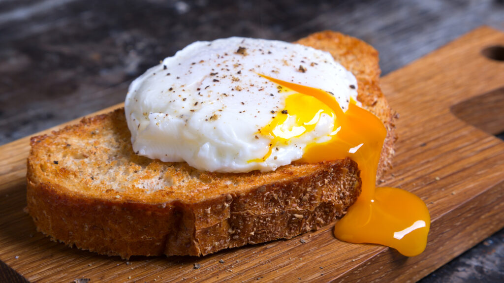 Para obtener huevos escalfados más ricos, tome este tipo de mantequilla