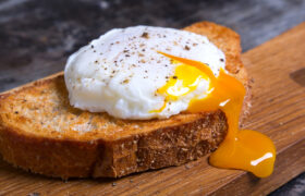 Para obtener huevos escalfados más ricos, tome este tipo de mantequilla