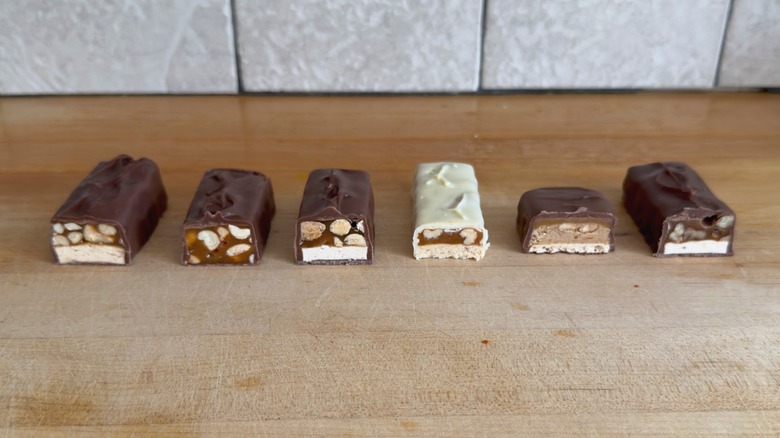 6 sabores diferentes de barras Snickers cortadas por la mitad