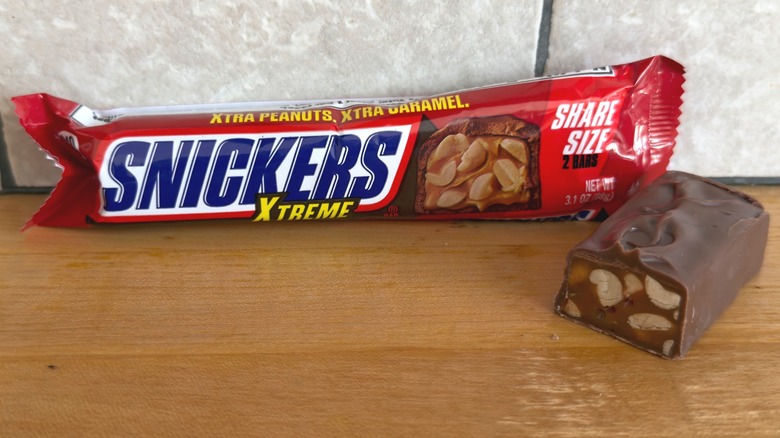 Barra Xtreme Snickers con trozo cortado por la mitad