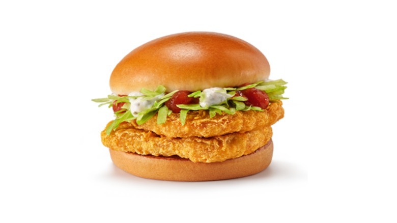 Un sándwich Le McDeal Poulet de McDonald's con un fondo blanco