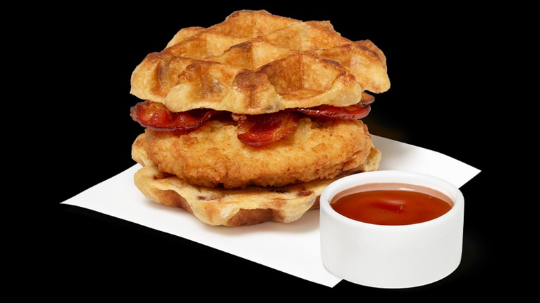 Sándwich de pollo y gofres Chick-fil-A con una guarnición de jarabe de arce