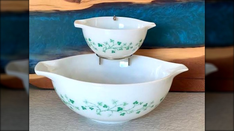 Cuenco para salsa y chip con patrón de hiedra verde Pyrex