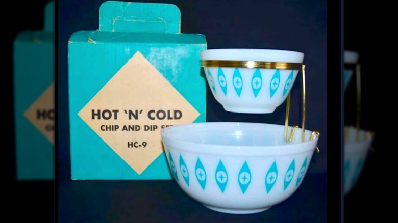 Chip y inmersión de ojos atómicos de Pyrex engastados con fondo blanco, diamantes turquesa y cruces