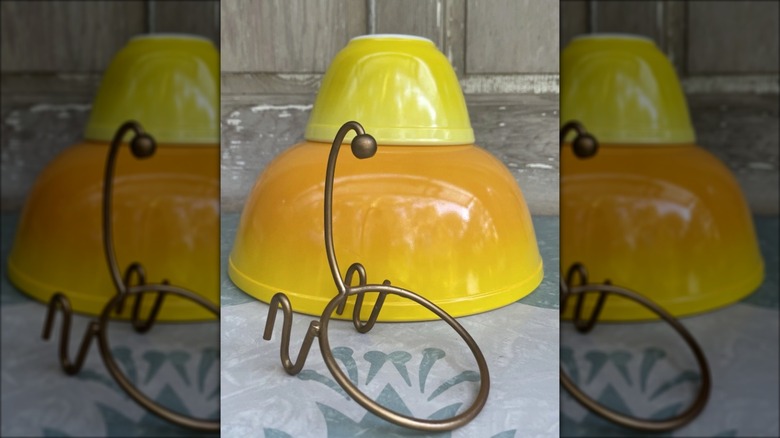 Juego de chips y salsa Pyrex Pineapple Party, tazones de color amarillo claro y oscuro
