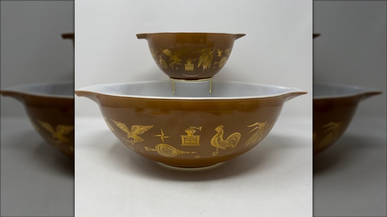 Juego de patatas fritas y salsa Pyrex Early American, cuencos marrones con águilas doradas, gatos, lámparas de aceite, teteras y molinillos de café.