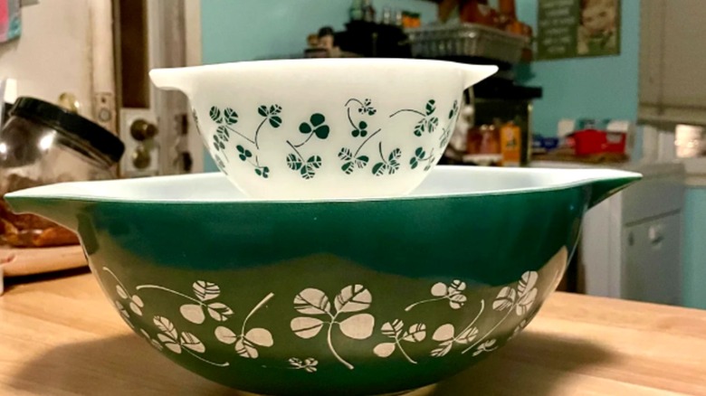 Juego de chips y salsa Pyrex Shamrock, con tazones verdes y blancos con tréboles