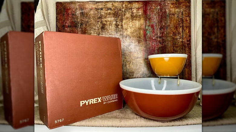 Juego de chips y salsas Pyrex Earthtones/Americana, cuencos de color amarillo y óxido