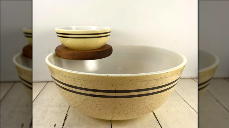Juego de chips y salsa Pyrex Speckled Lines, tazón beige con líneas marrón oscuro
