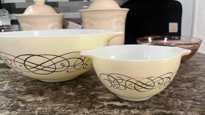 Juego de chips y salsas Pyrex Golden Scroll