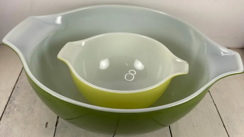 Juego de chips y salsa Pyrex Verde, todos los tazones verdes