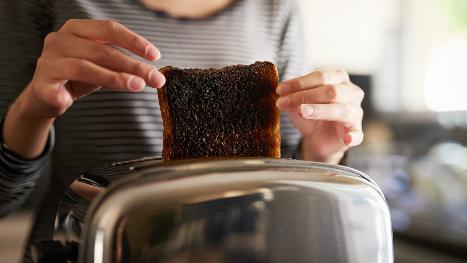 La herramienta de cocina diaria que puede salvar el pan quemado