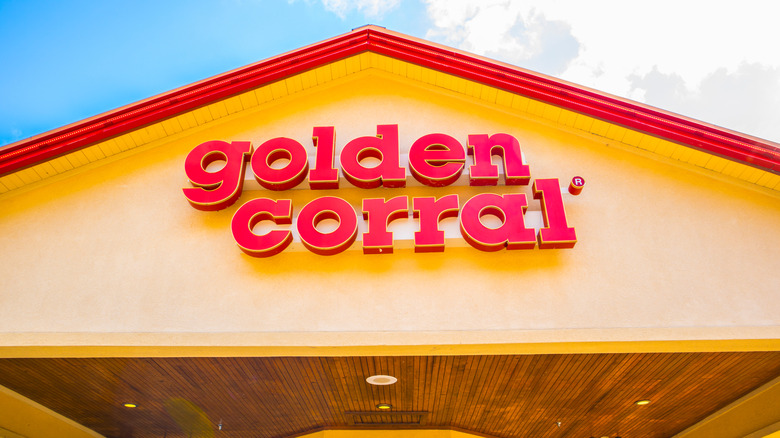 Toldo amarillo y rojo brillante sobre la entrada de un buffet Golden Corral