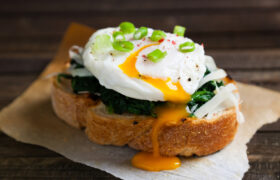 Prepare huevos escalfados dignos de un restaurante con esta adición al estilo español