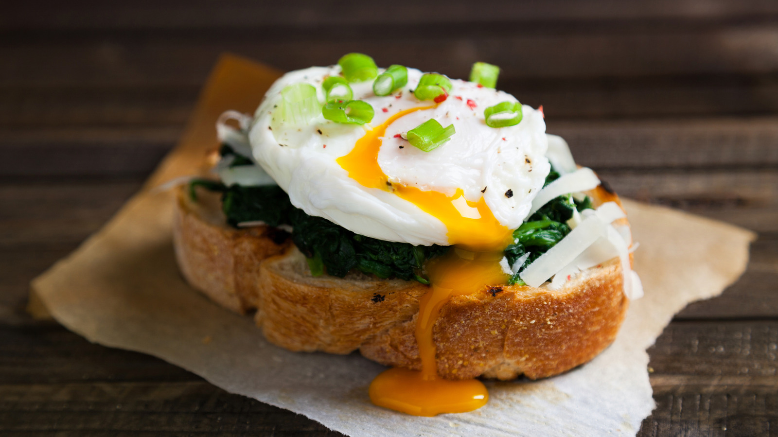 Prepare huevos escalfados dignos de un restaurante con esta adición al estilo español