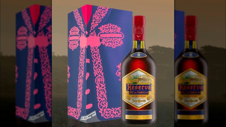 Botella de Reserva de la Familia junto a la caja