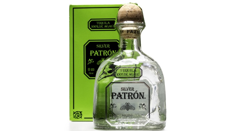 Primer plano de la etiqueta de la botella de Patrón