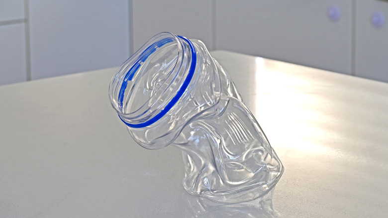 Una botella de plástico derretida sobre una mesa.