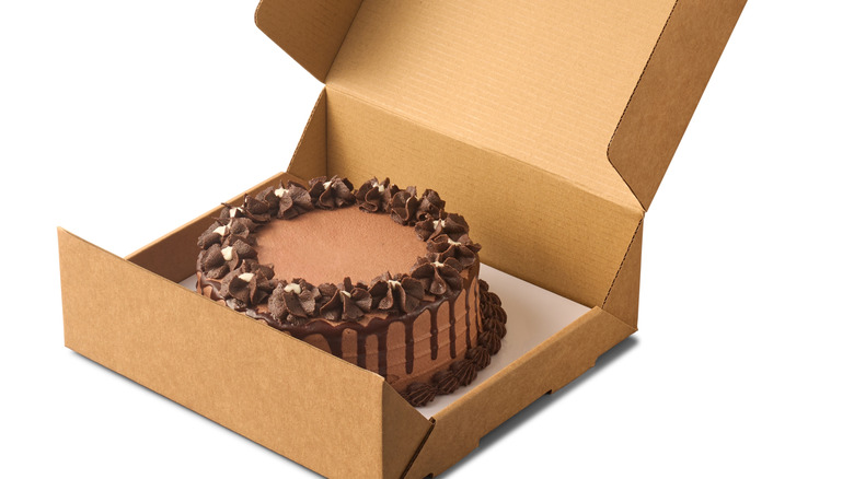 Pastel de chocolate en una caja de cartón abierta