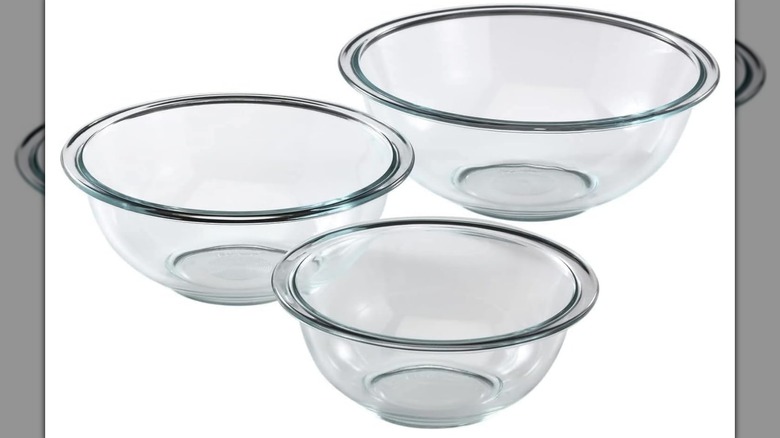 Tres tazones transparentes de Pyrex Essentials sobre un fondo blanco