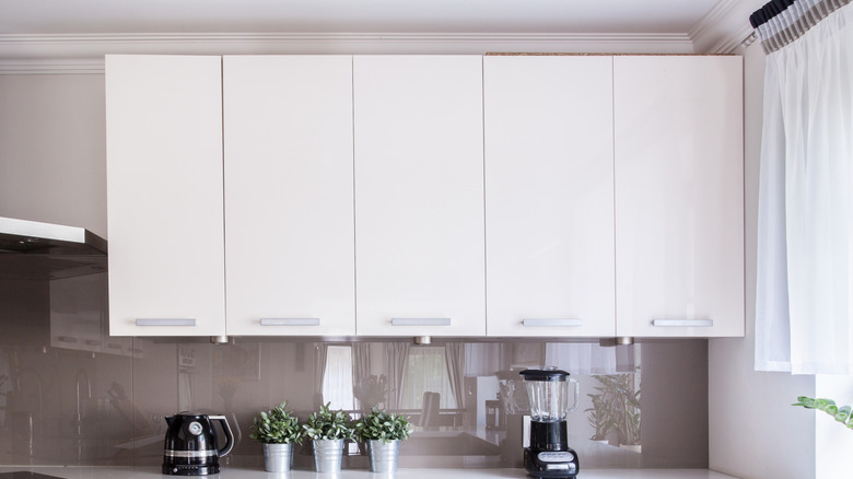 Encimera de cocina con gabinetes arriba