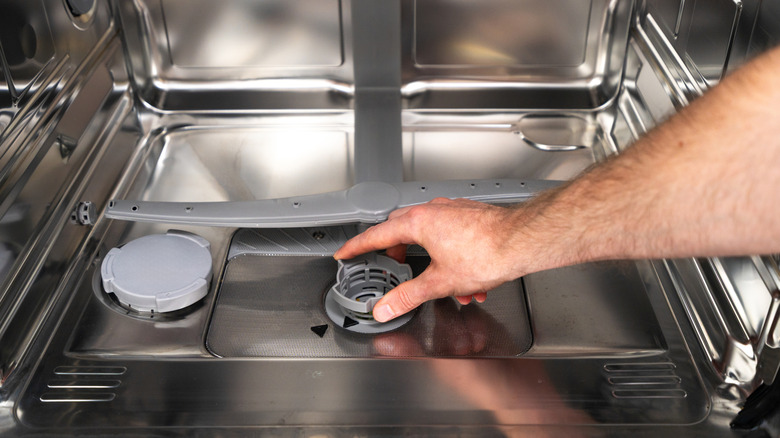 Ajuste manual de una pieza dentro de un lavavajillas