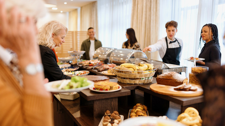 Los huéspedes se sirven en el desayuno buffet.