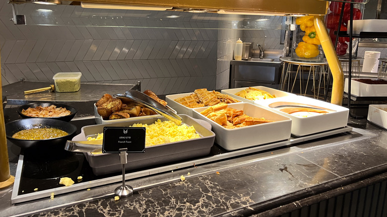 Desayuno buffet comida caliente