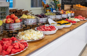 8 reglas de etiqueta a seguir en un desayuno buffet