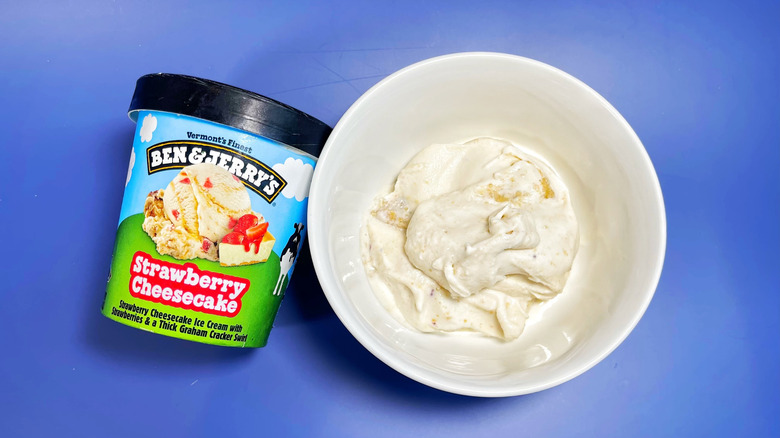 Tarta de queso con fresas de Ben & Jerry's en un bol con pinta