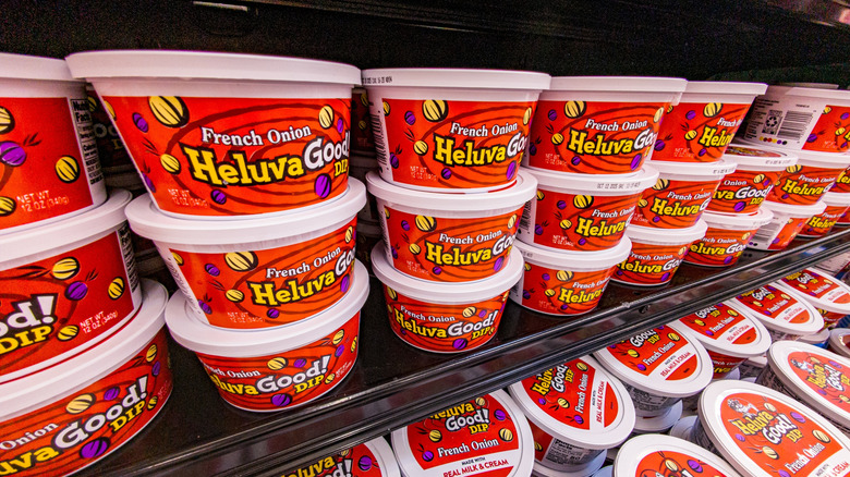 Salsa de cebolla francesa en el estante de una tienda de comestibles