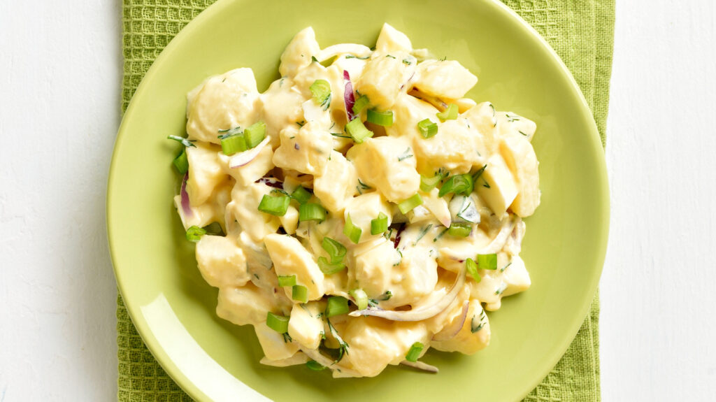 Dale un gran impulso de sabor a la ensalada de papa con esta popular salsa