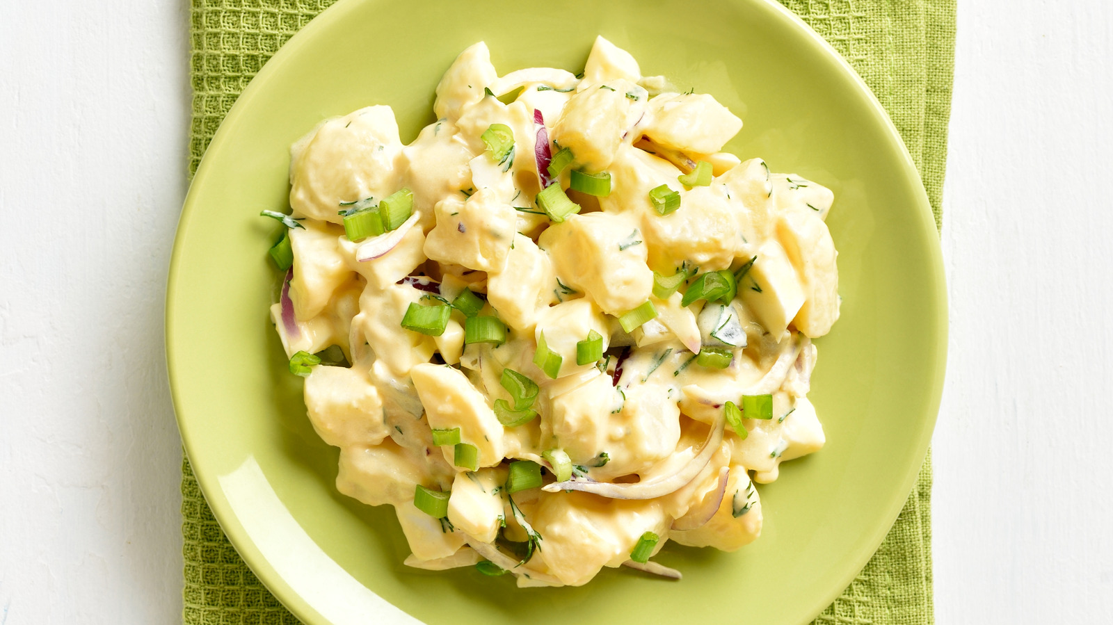 Dale un gran impulso de sabor a la ensalada de papa con esta popular salsa