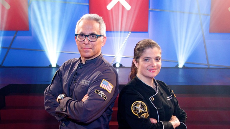 Alex Guarnaschelli y Geoffrey Zakarian posan para Iron Chef America: Torneo de Campeones.