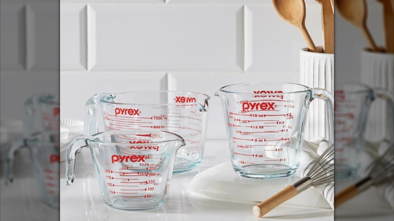 Imagen del producto del juego de vasos medidores de vidrio Pyrex de 3 piezas