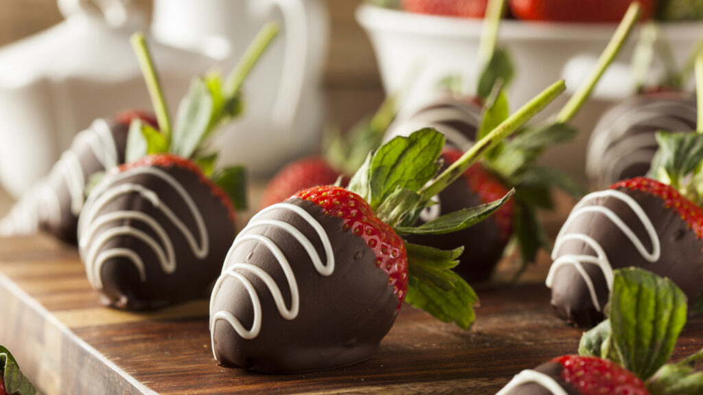 Haga que las fresas cubiertas de chocolate sean más bonitas con este consejo sobre el aceite de coco