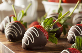 Haga que las fresas cubiertas de chocolate sean más bonitas con este consejo sobre el aceite de coco