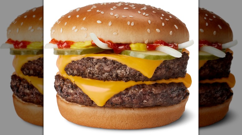 McDonald's Double Quarter Pounder con queso sobre un fondo blanco.