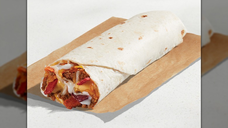 Burrito de carne doble con queso de Taco Bell sobre un fondo blanco