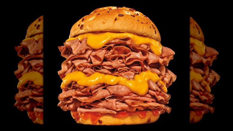 Arby's Half-Pound Roast Beef 'n Cheddar sobre un fondo negro