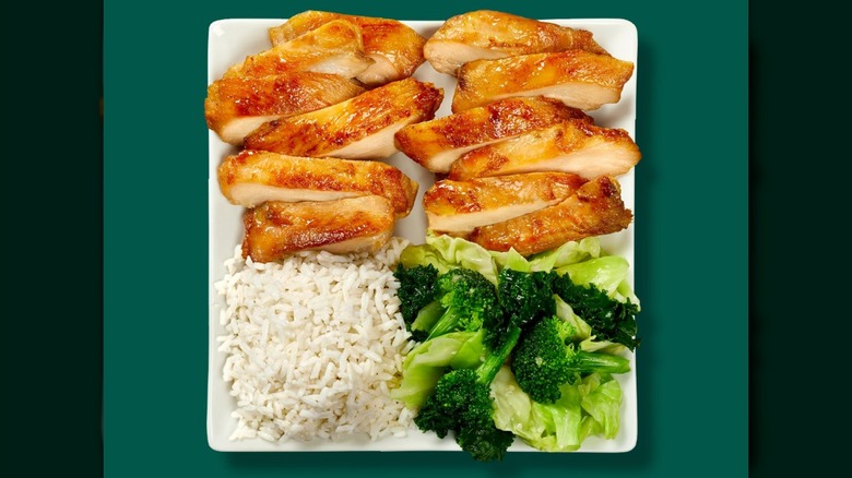 Pollo teriyaki doble asado de Panda Express, arroz blanco y súper verduras sobre un fondo verde