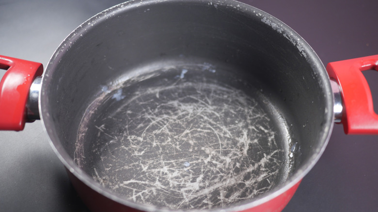 Una olla antiadherente con rayones por todo el fondo.