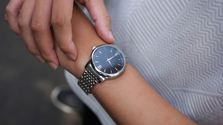 Persona revisando su reloj