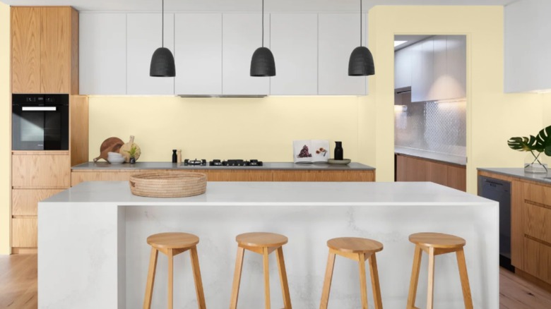 Cocina moderna con paredes de color amarillo claro.