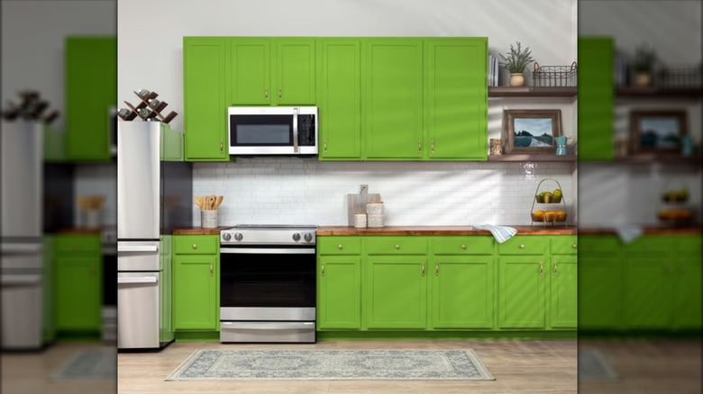 Cocina con gabinetes verde manzana.